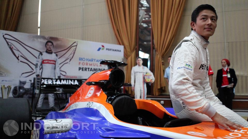 Rio Haryanto foto bersama mobilnya MRT05.